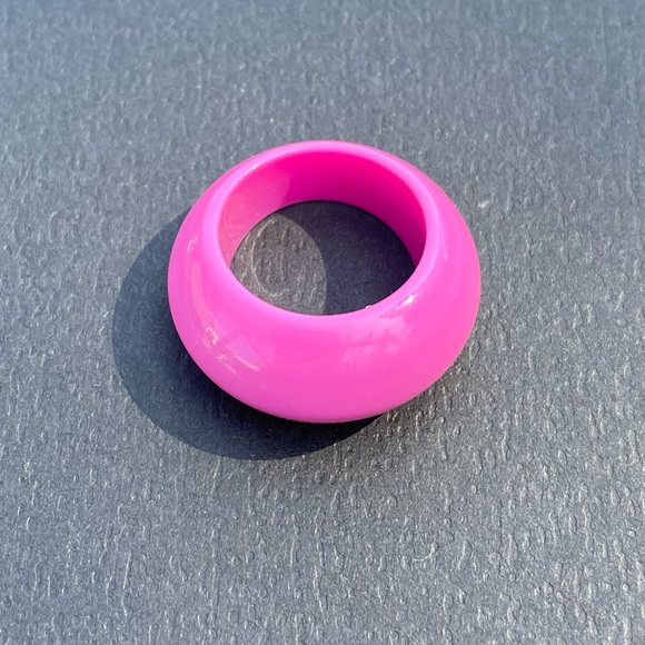 Retro Pink Plastic Ring Size 7.5 - Picture 2 of 4